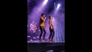 Escriurem Miki Núñez llora al cantar con Izaro en directo en Bilbao [upl. by Matthieu]