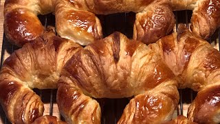 Croissants au beurre fait à la maison [upl. by Kcyrred]