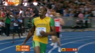 Usain Bolt bate el récord de 200 [upl. by Fitzger60]