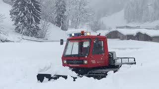 Hotel Wagrainerhof  Schneeräumen am Dach mit Pistenbully  Wagrain  Salzburg [upl. by Floridia107]